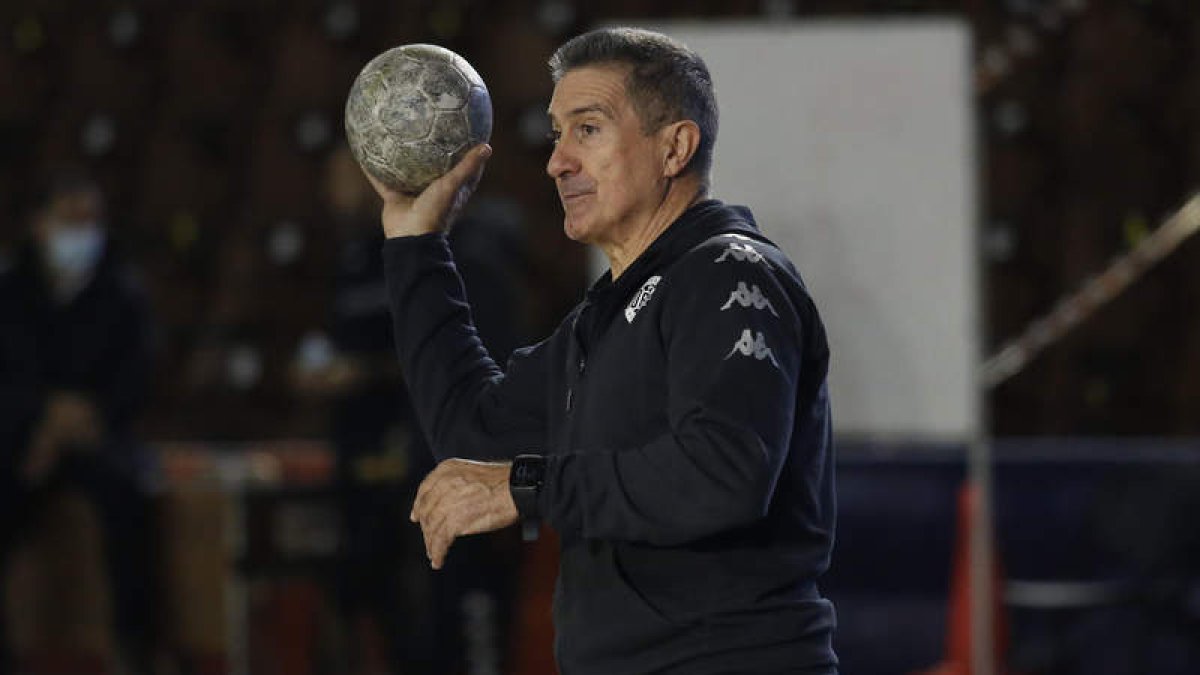 Manolo Cadenas en un entrenamiento del Ademar en el Palacio de Deportes. FERNANDO OTERO