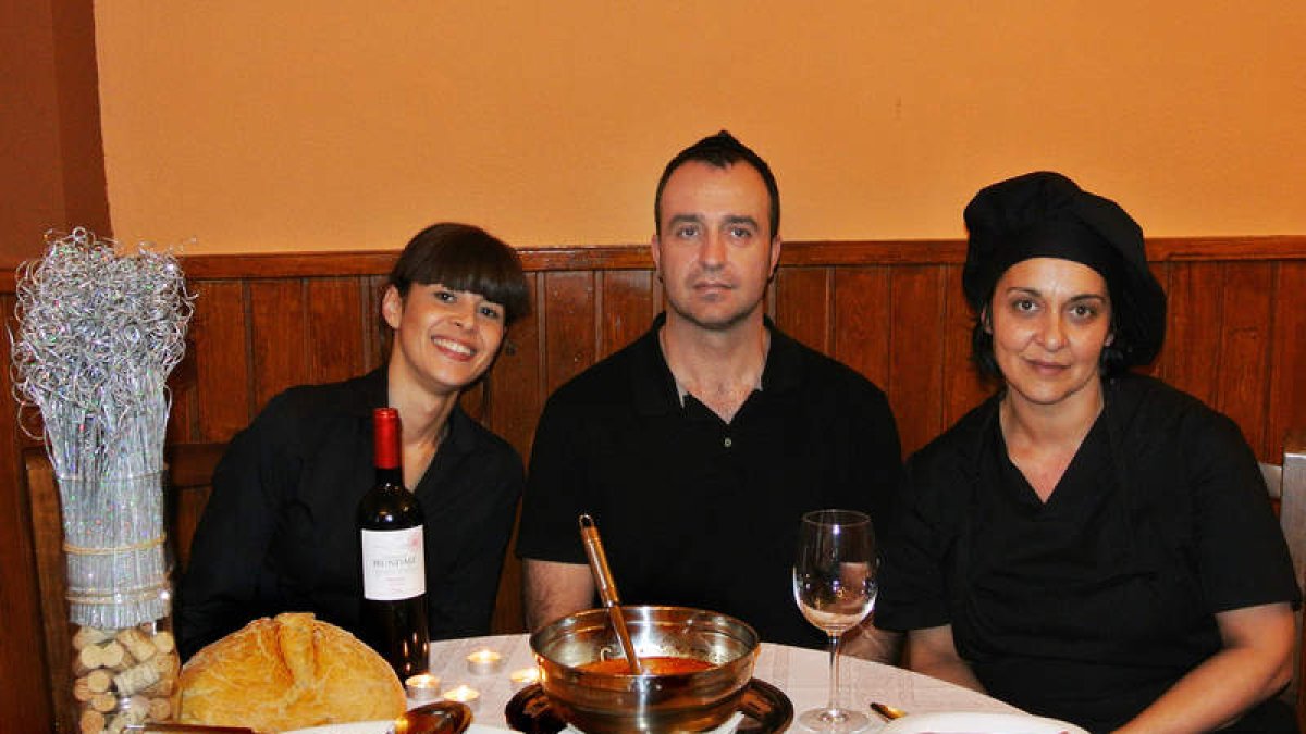 Simone, Manolo yNuria en el restauranteLa Casa del Cocido, enla calle Serradores, donde degustar un buen cocido leonés con relleno incluido y unas exquisitas mollejas.