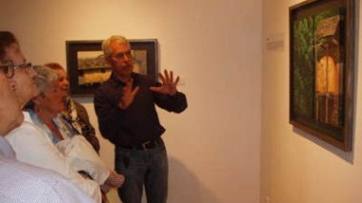 Severino Carbajo presenta su obra en una visita guiada para los huertos municipales.
