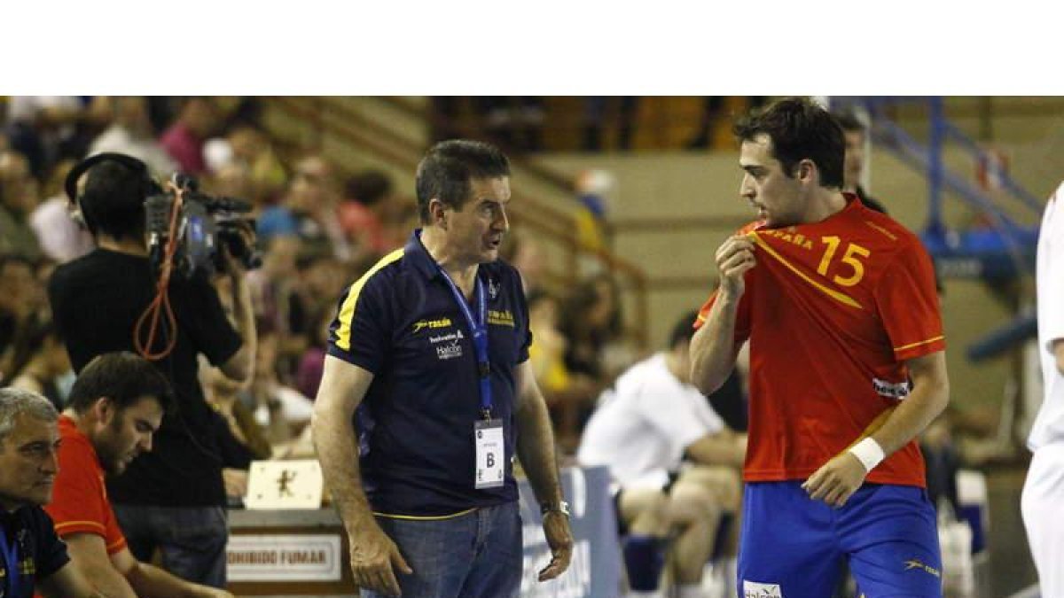 La gran ovación de la jornada fue para el leonés Manolo Cadenas, ahora responsable máximo de la Selección española.