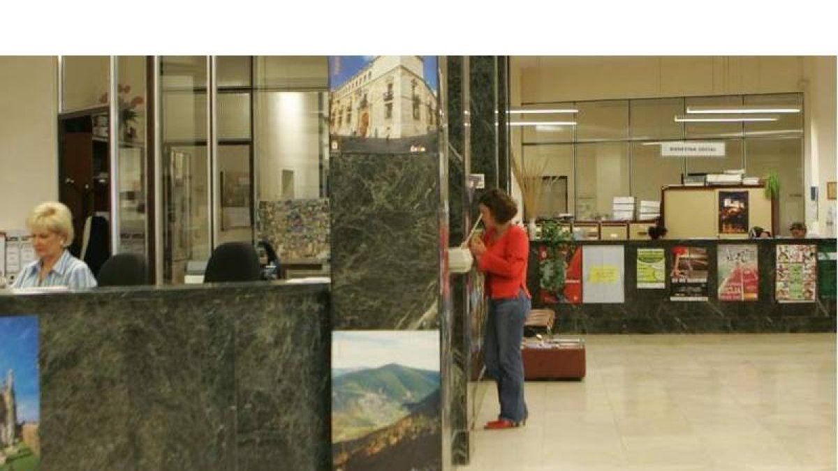 Imagen de funcionarios trabajando en la sede central del servicio de Recaudación.