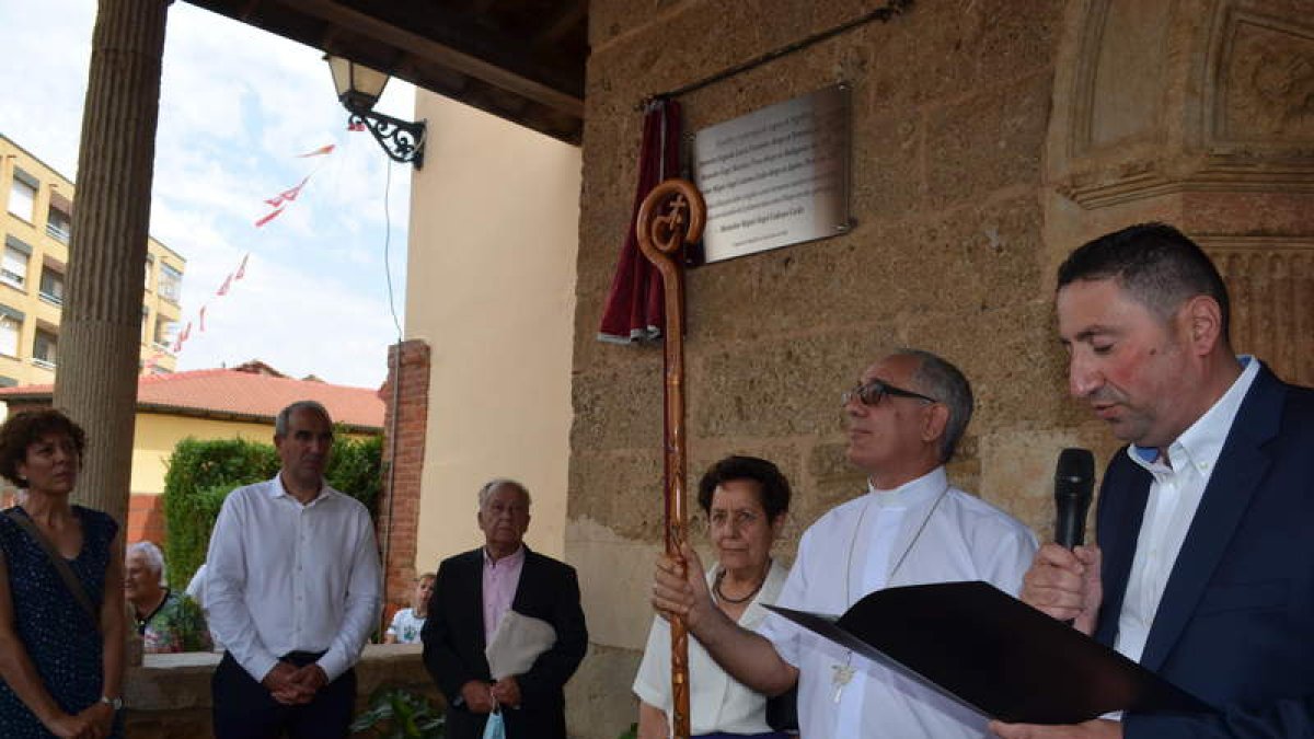 Miguel Ángel Cadenas Cardo con el báculo que ayer le regaló el pueblo de Laguna de Negrillos. MEDINA