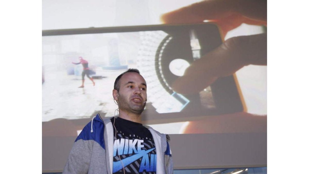 Iniesta, durante su intervención en una campaña publicitaria de telefonía móvil.