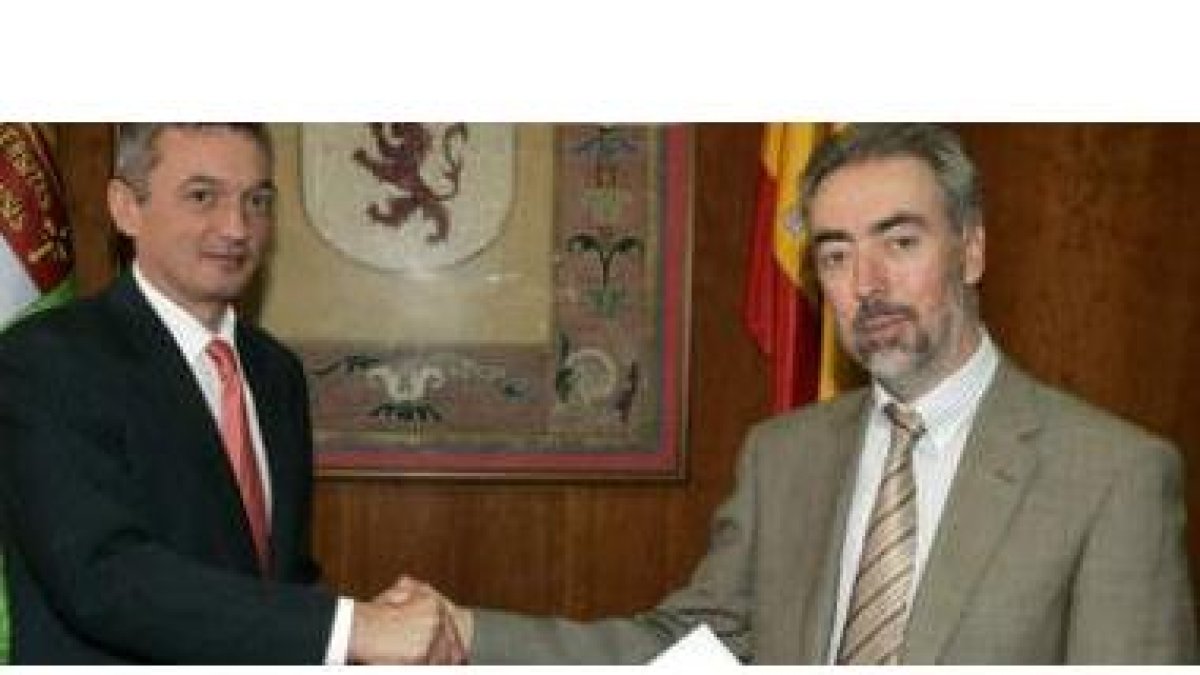 El director de León Farma, Alberto Carazo, y el vicerrector de Investigación, Alberto Villena, despu