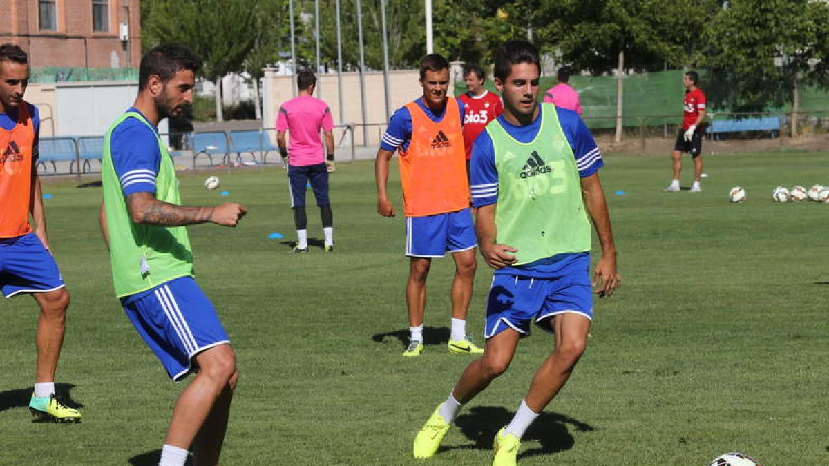 El jugador se ejercitó junto a sus nuevos compañeros en las instalaciones del Club Deportivo Flores del Sil.