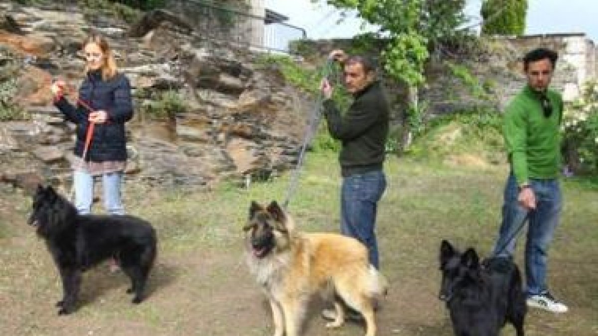 Bruschetta Dell-™Alia, Holland De Ceibelar y Gilda Rincan-Lumer, sujetados por las correas en La Peñ
