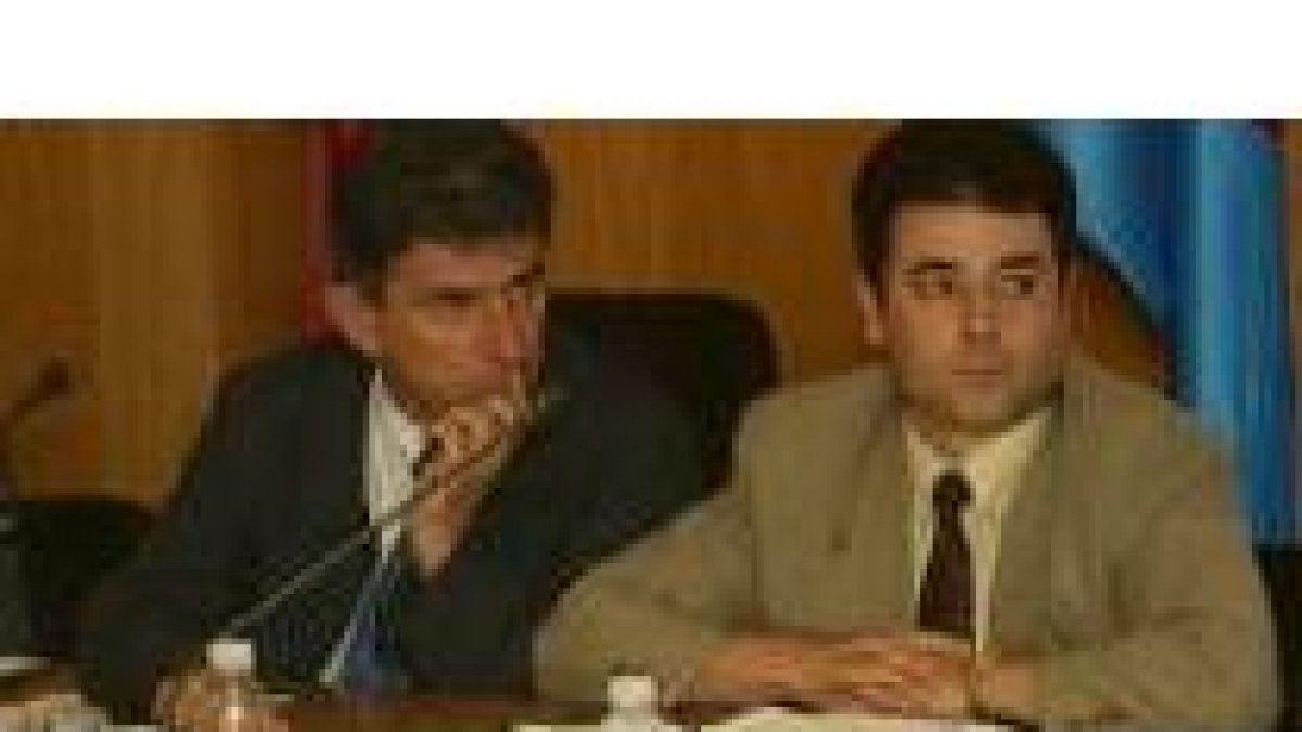 Jesús Esteban junto a Esteban Carro en un pleno reciente en la capital del Bierzo Alto
