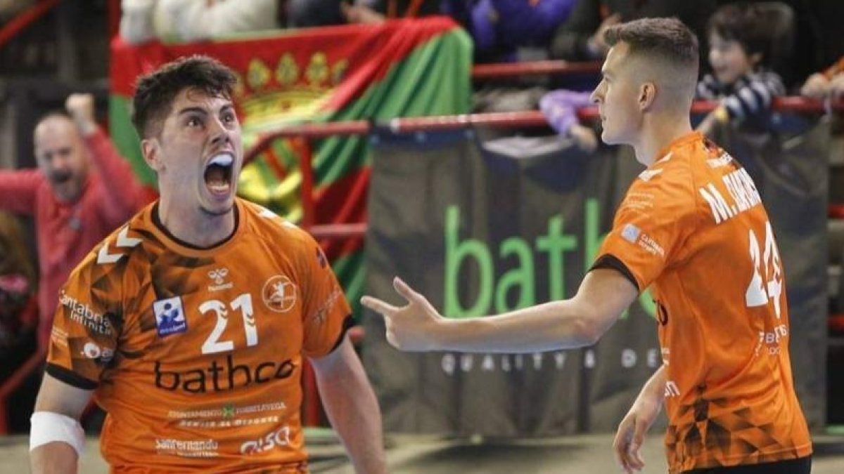 El leonés Isidoro Martínez, durante un partido con Torrelavega. DL