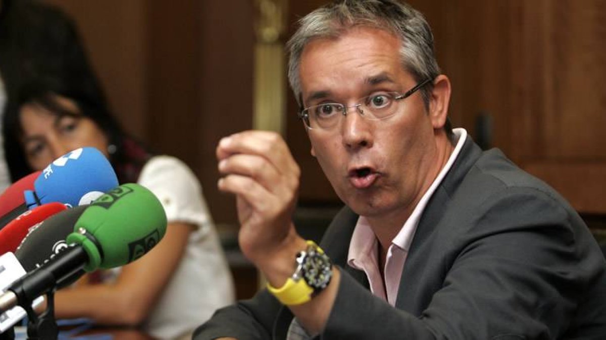 El portavoz del equipo de Gobierno del Consistorio leonés, José María López Benito, informa sobre los últimos datos sobre el incendio del Ayuntamiento