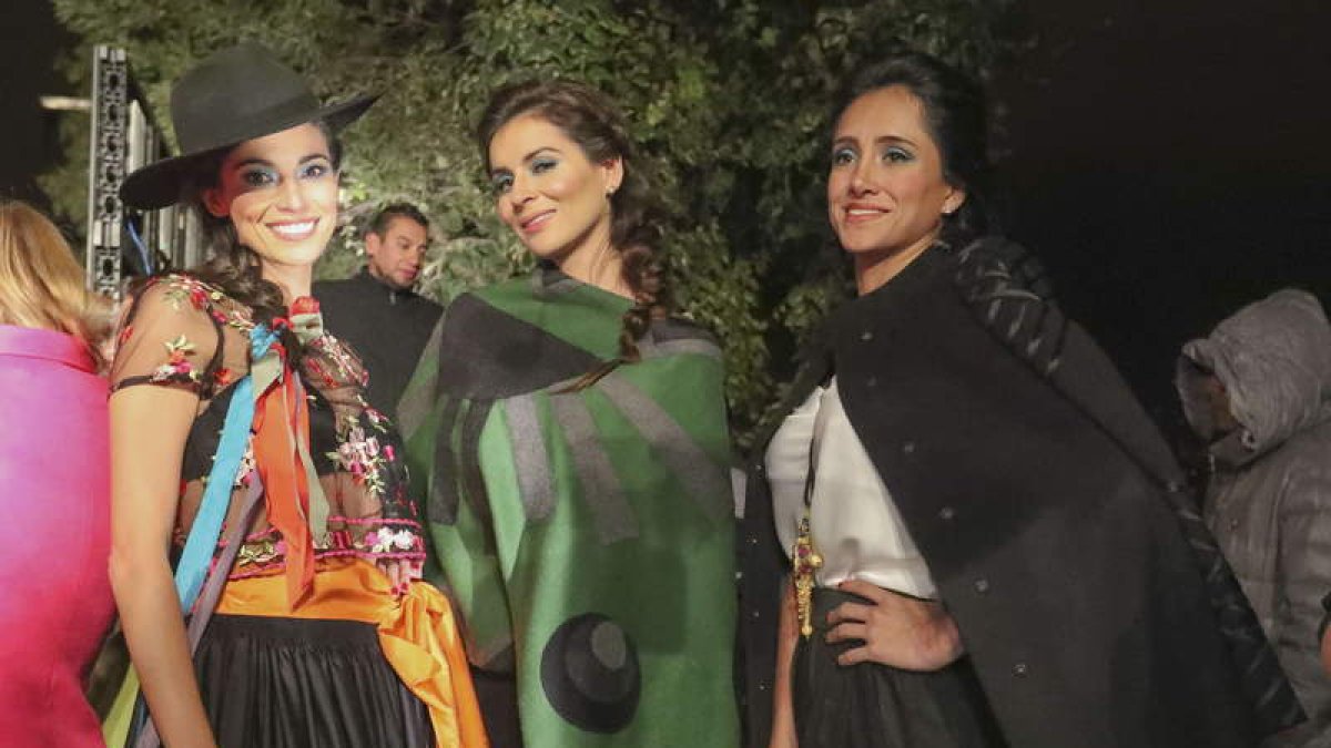 La modelo Ximena Suárez, a la derecha, ayer en el desfile de moda en Bolivia. MARTÍN ALIPAZ