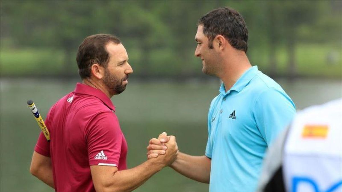 Jon Rham choca la mano con Sergio García después de cerrar su pase a octavos