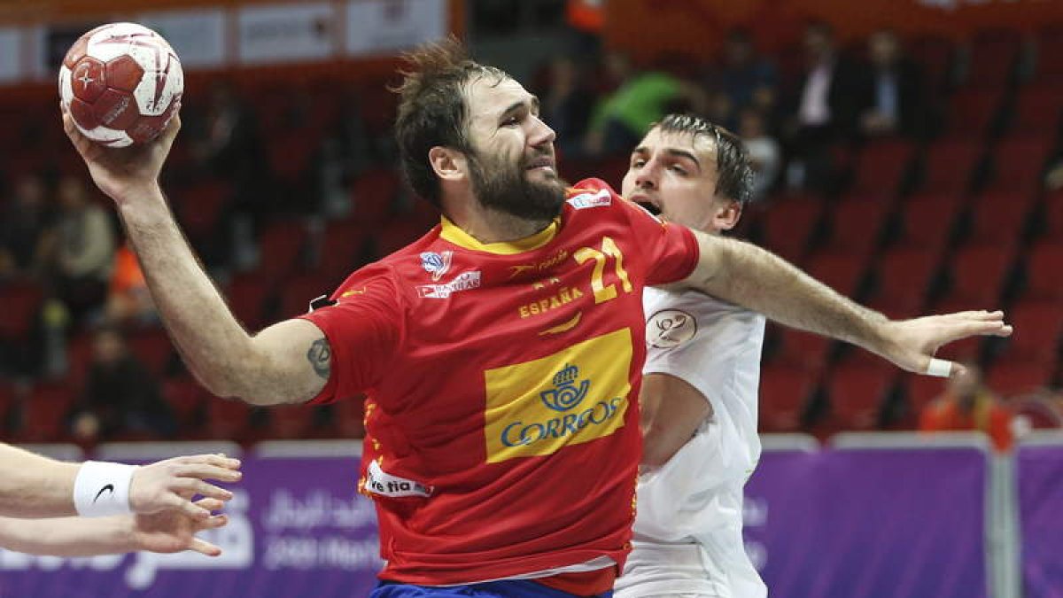 El jugador de la selección española de balonmano Joan Canellas encara con garra a un defensor bielorruso.