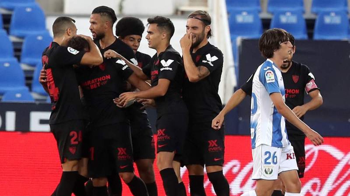 Los jugadores del Sevilla celebran el gol de Óliver Torres. K. HUESCA