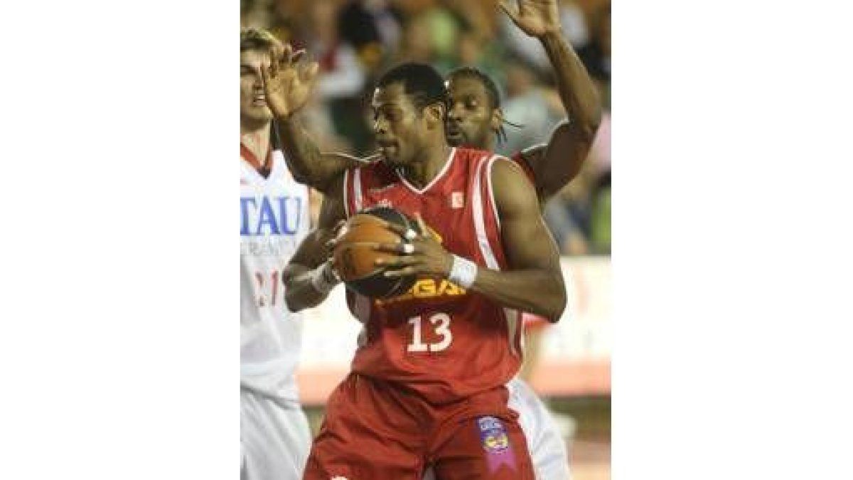 Barnes, defendido por Mickeal (TAU), en un partido de esta temporada