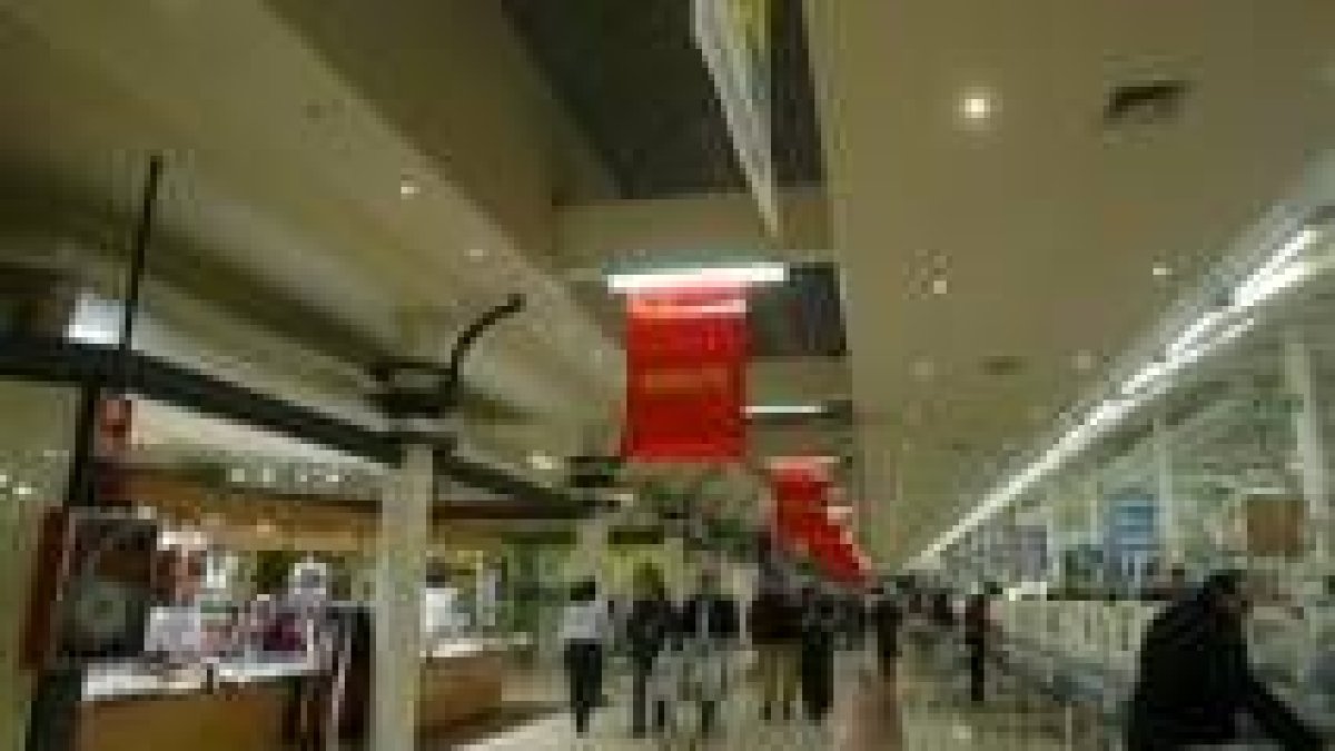 Vista del interior de Carrefour y de la galería comercial que ahora será vendida