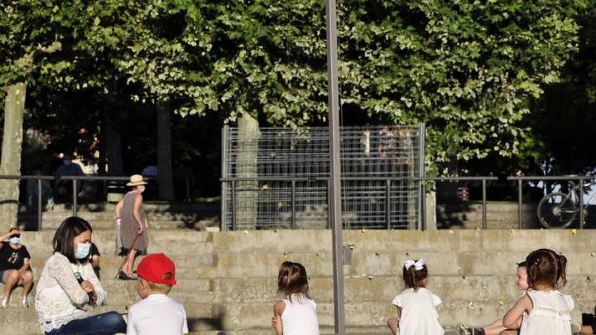 Graduación con distancias de seguridad en Valencia de Don Juan. DL