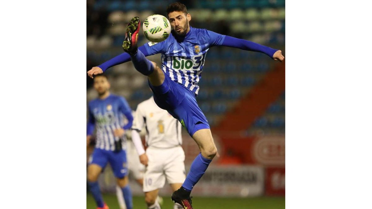 Héctor Figueroa, ahora en el Toledo, logró el gol del último triunfo berciano fuera de casa. L. DE LA MATA