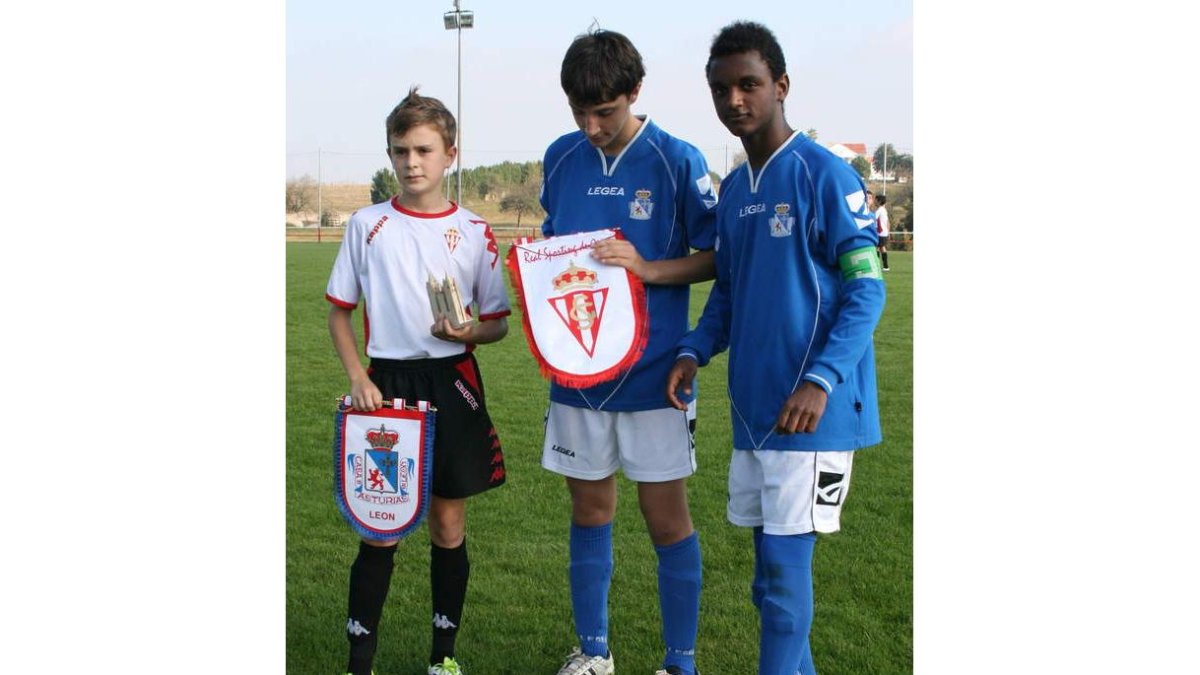 Intercambio de banderines y obsequios, y un lance de uno de los partidos.