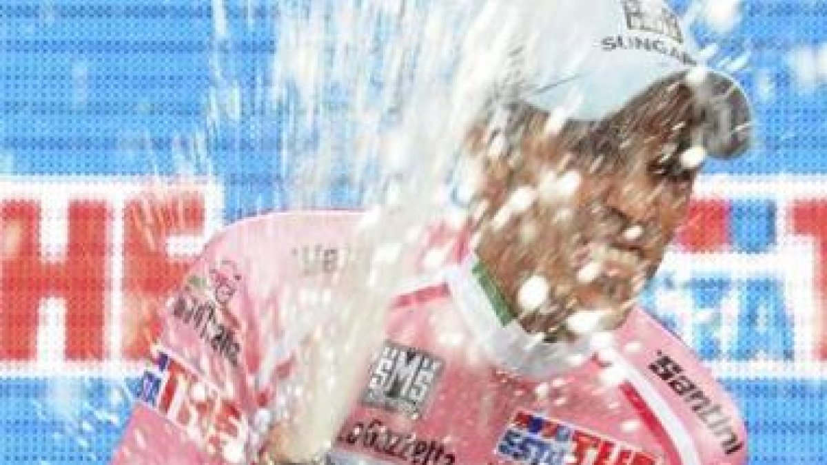Alberto Contador lo celebra en el podio tras consolidar el liderato del Giro de Italia.