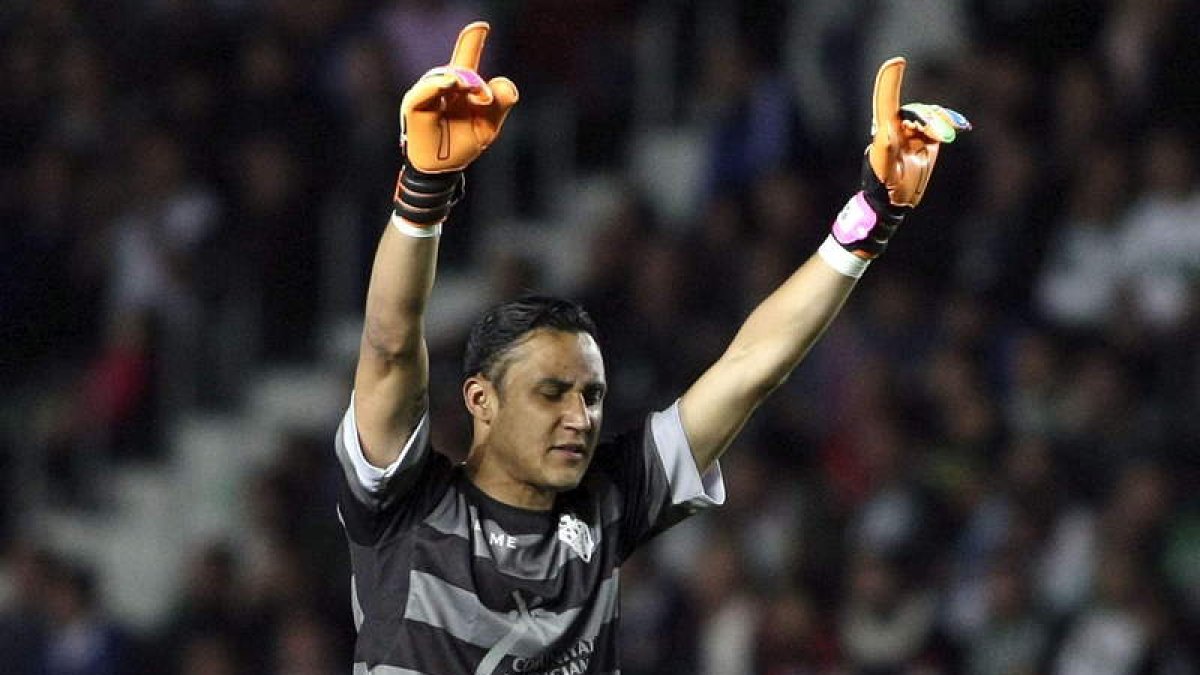 El portero costarricense Keylor Navas ficha por el Real Madrid para las próximas seis temporadas.