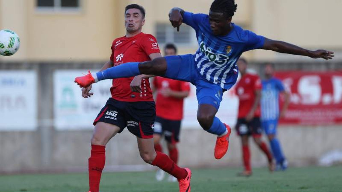 El liberiano William Jebor marcó el segundo tanto de la Deportiva en El Barco. LUIS DE LA MATA