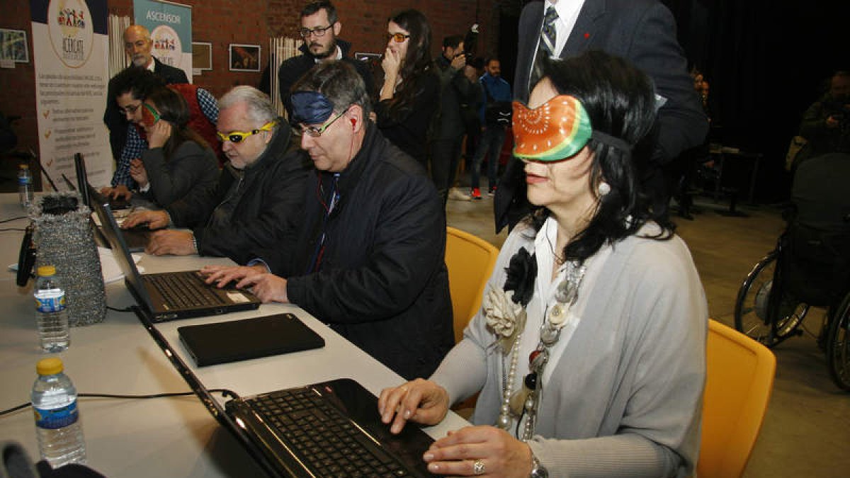 La subdelegada de Gobierno, Teresa Mata y la concejala de Juventud del Ayuntamiento de León, Marta Mejías, participan en uno de los talleres