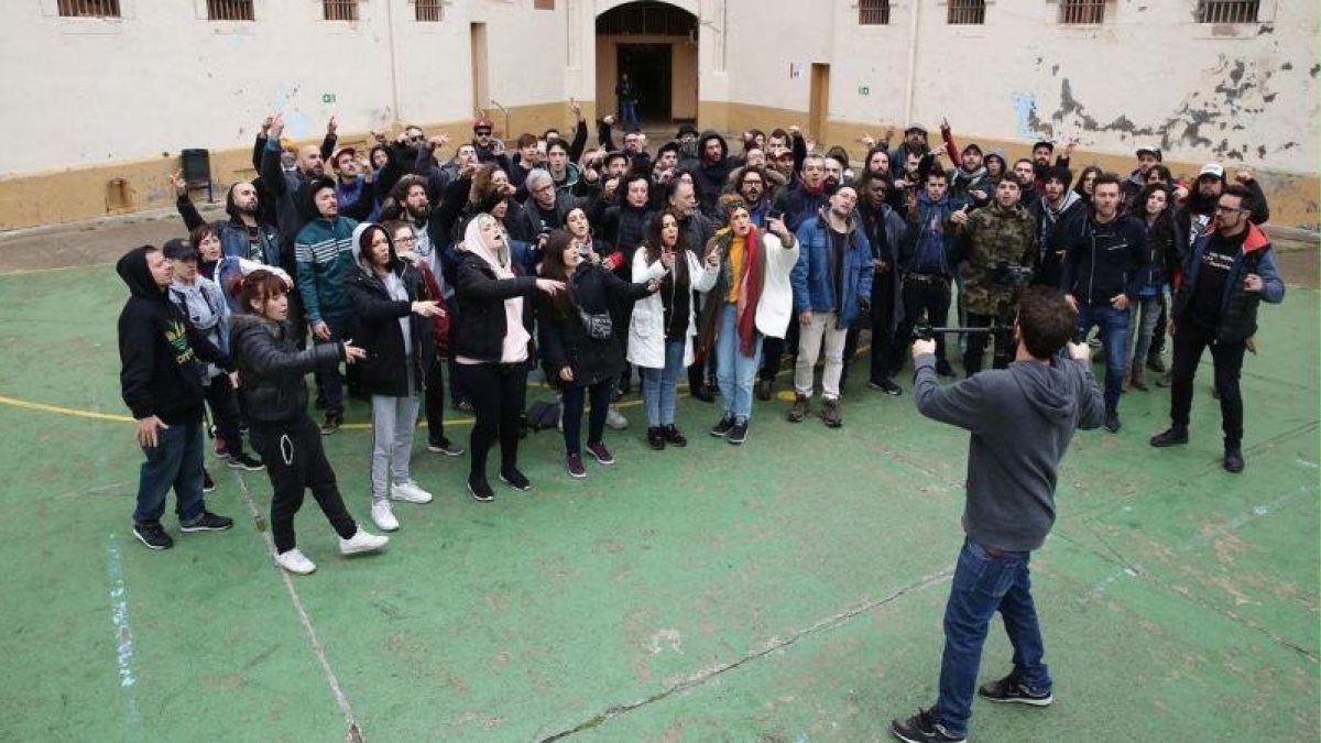 Fotografía de familia de los raperos que han participado en un videoclip autoinculpatorio rodado en la Modelo.