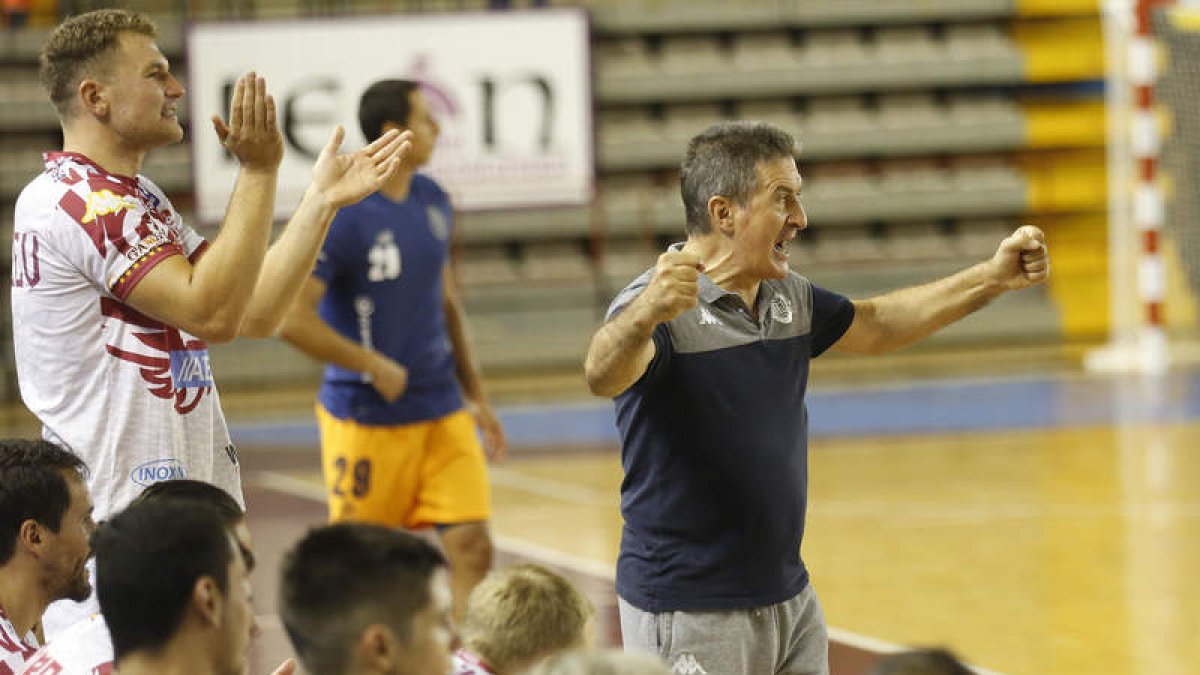 Cadenas dando instrucciones a sus jugadores en uno de los partidos de pretemporada. FERNANDO OTERO