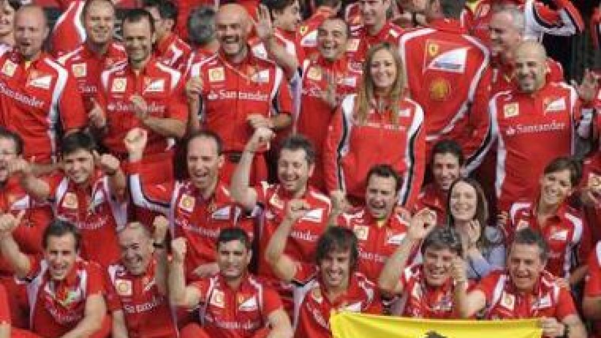 José Froilán «Cabezón» González cruza bajo la ajedrezada en Silverstone 1951-¦ la «