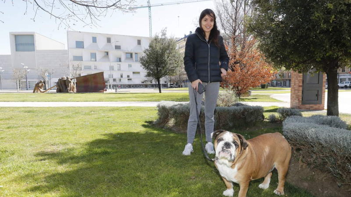 Paula Moreno saca a Lola cerca de San Marcos.