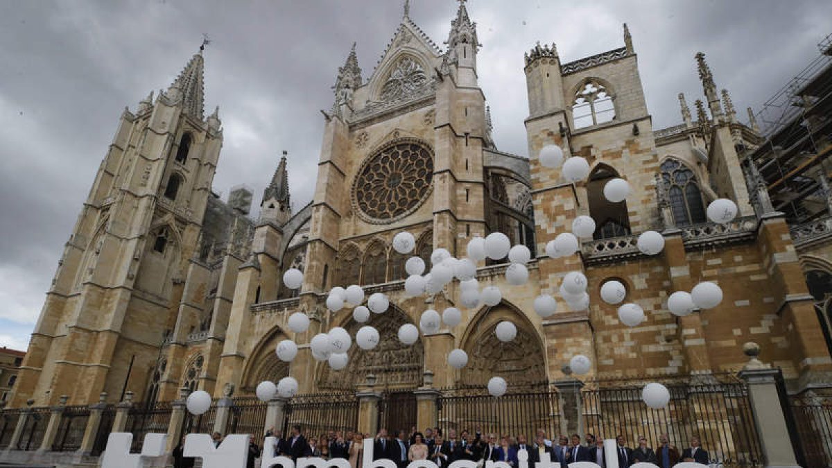 La suelta de globos fue realizada por medio centenar de personalidades de la provincia. RAMIRO