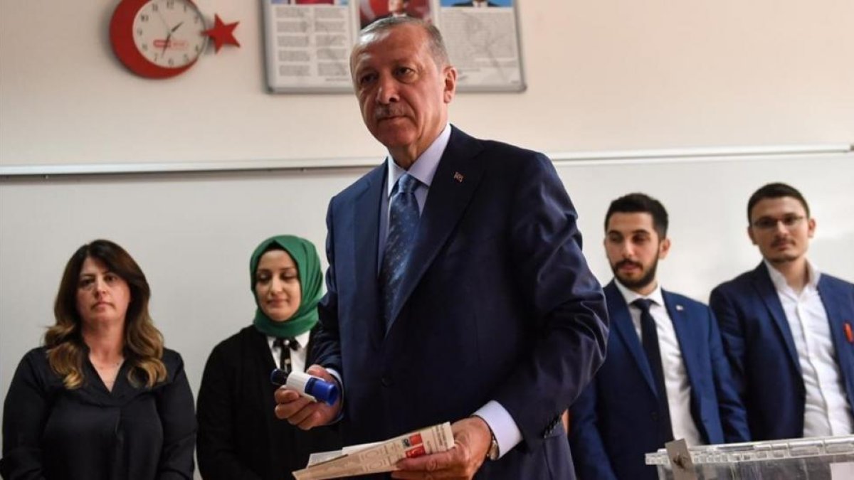 Erdogan vota en un colegio electoral en Estambul.