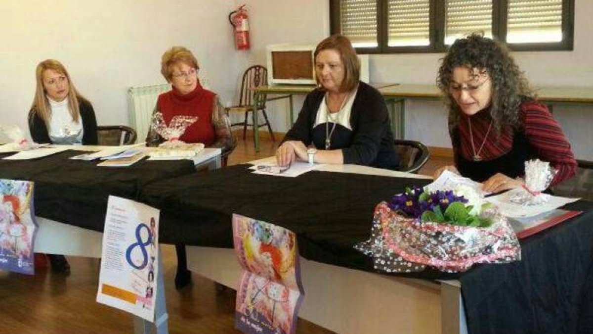 Olaiz (segunda por la derecha) acudió a los actos del Ciami.