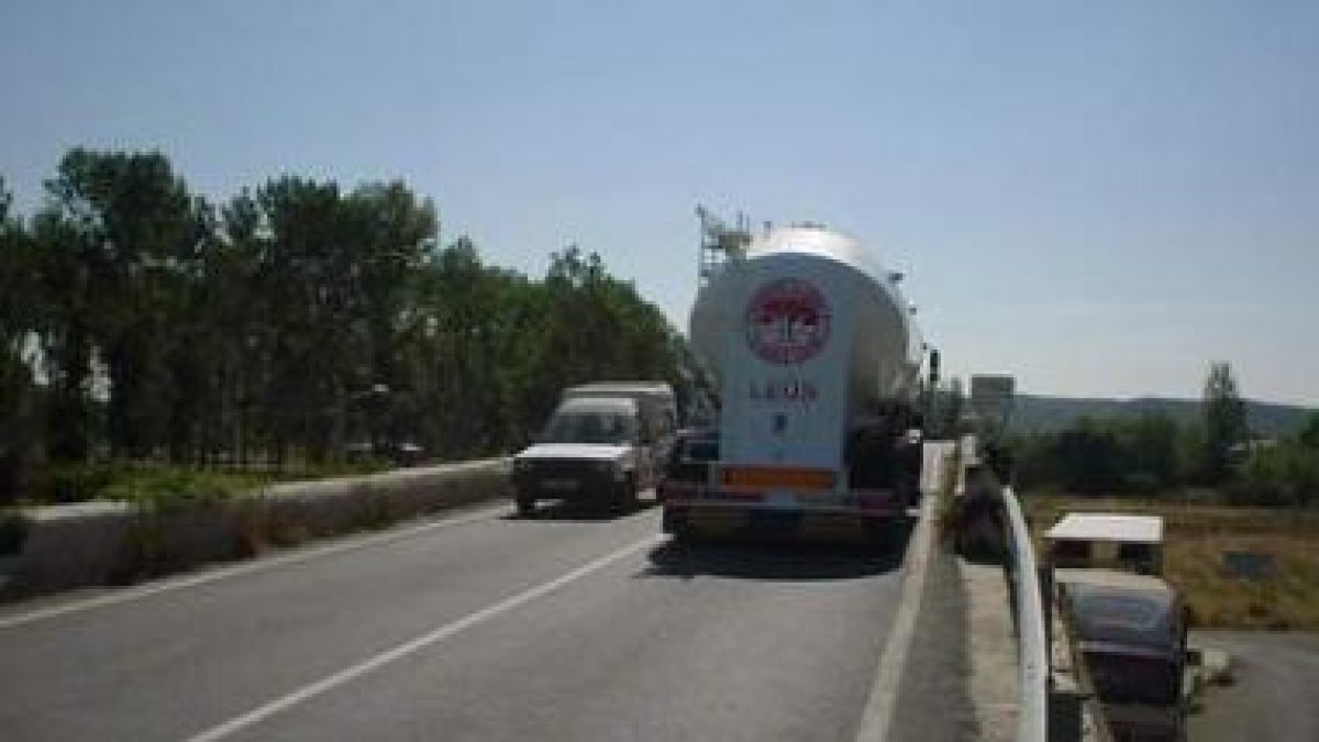El accidente tuvo lugar en la carretera que une Adanero y Gijón.