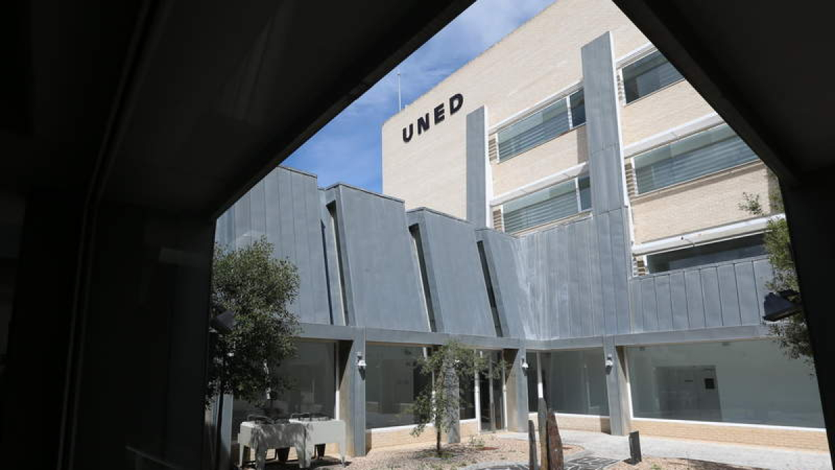 El patio de la sede del centro asociado de la Uned en Ponferrada, a los pies del campus universitario