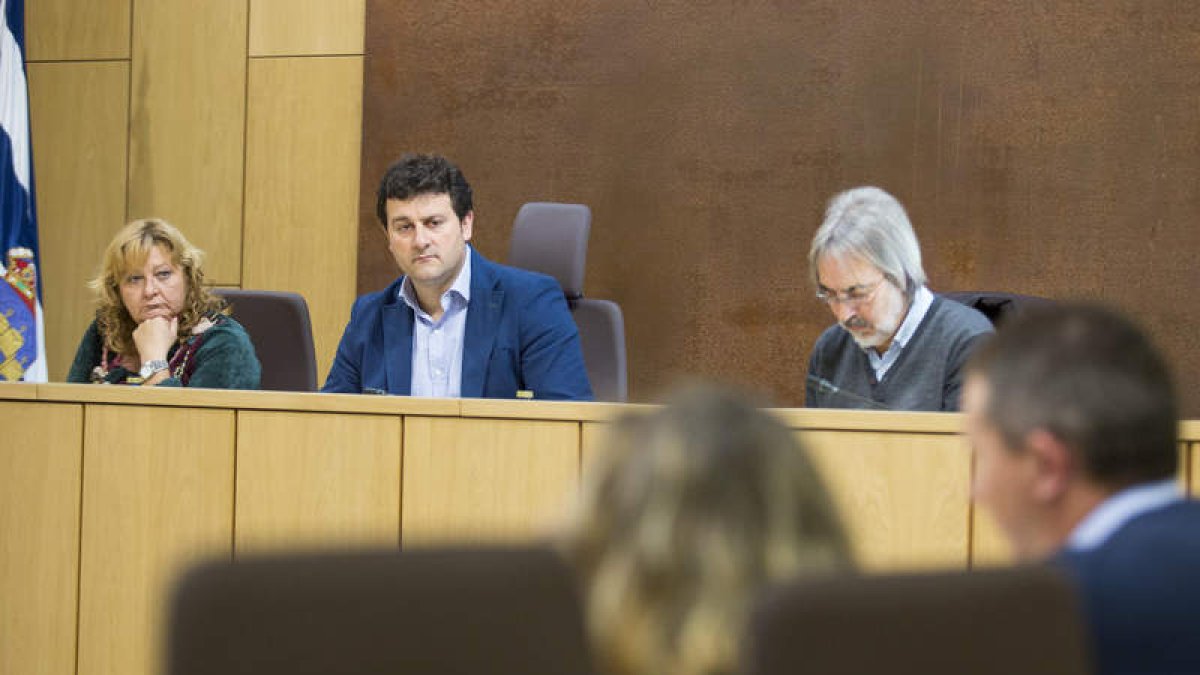La concejala Carmen Oláiz; el alcalde, Manuel García; y el edil Miguel Ángel Díaz, en el Pleno. F. OTERO