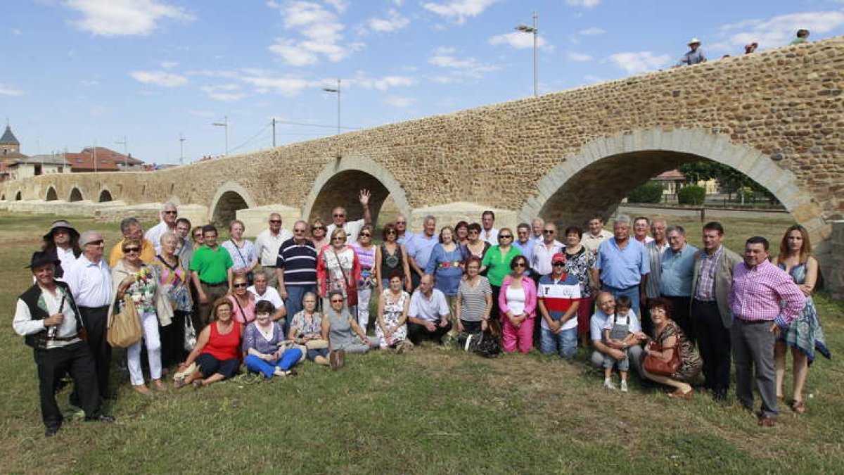 Los leoneses residentes en Cataluña junto al alcalde de Hospital, Enrique Busto, primero por la derecha.