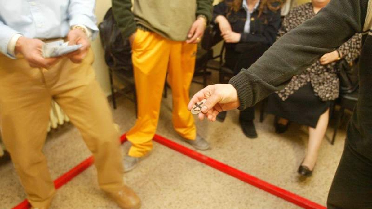 Juego de chapas autorizado en un bar de las afueras.