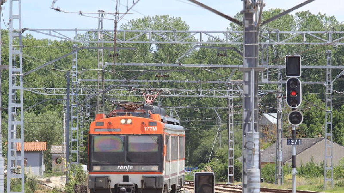 Uno de los trenes que conecta con Ponferrada.