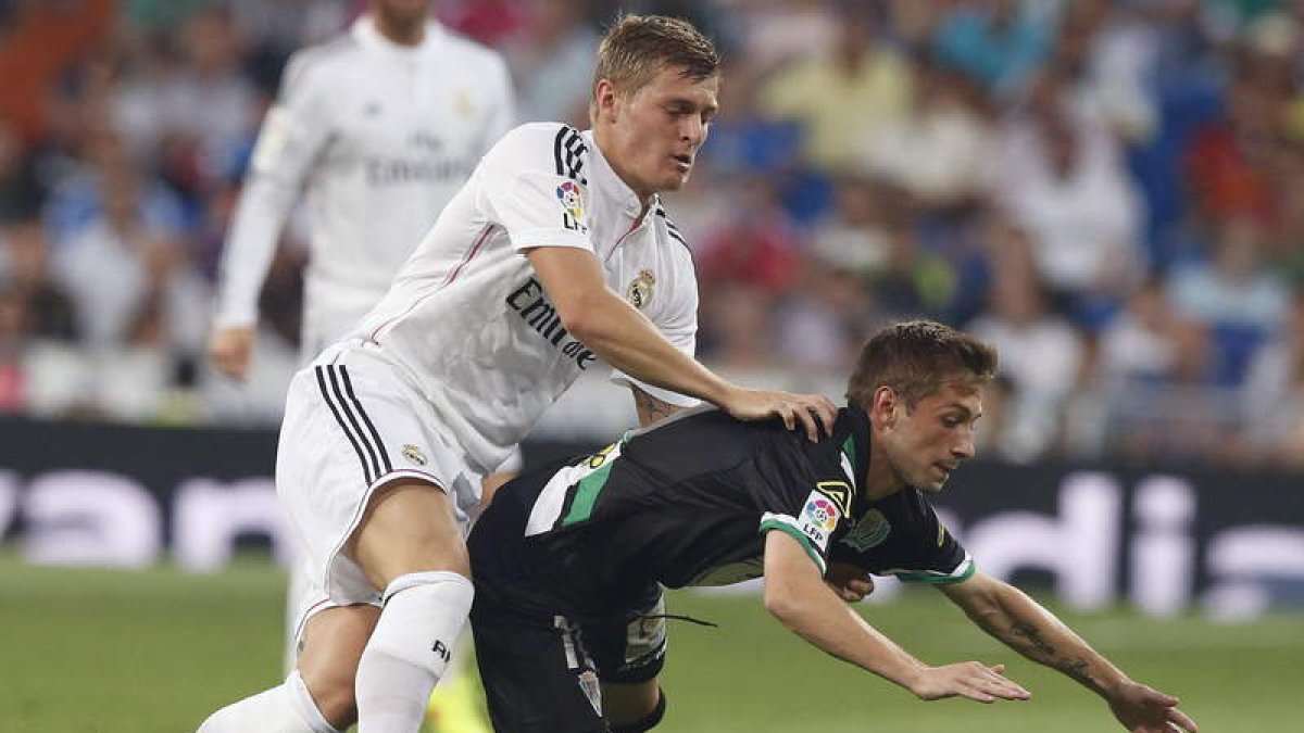 El centrocampista argentino del Córdoba Federico Cartabia cae tras la entrada del alemán del Real Madrid Toni Kroos.