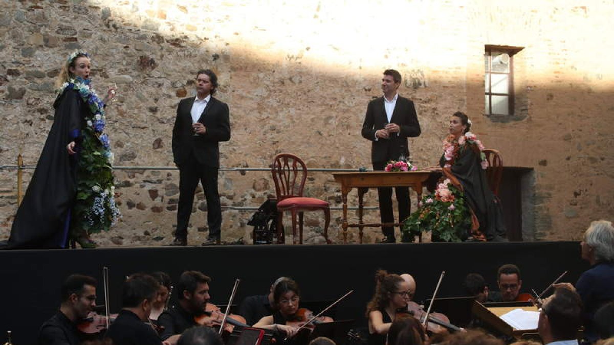 Un momento de la interpretación de la conocida ópera de Verdi en el castillo. ANA F. BARREDO