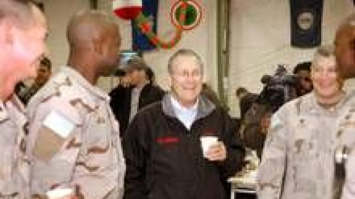 Rumsfeld visitando a las tropas americanas en uno de sus muchos compromisos fuera de EE.UU.