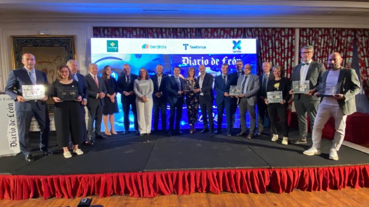 Foto de familia de los premiados junto a las autoridades tras la ceremonia de entrega de los Premios Innova 2023. RAMIRO