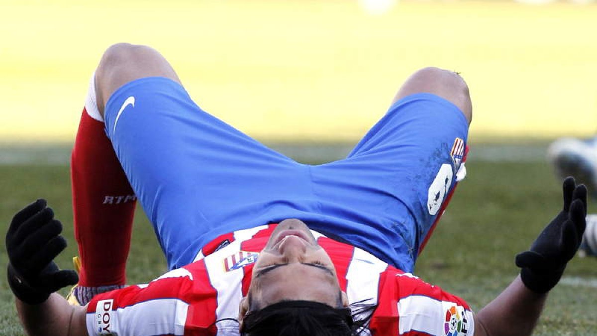 Falcao, en el suelo, tras fallar una ocasión clara de gol en el partido contra el Betis.