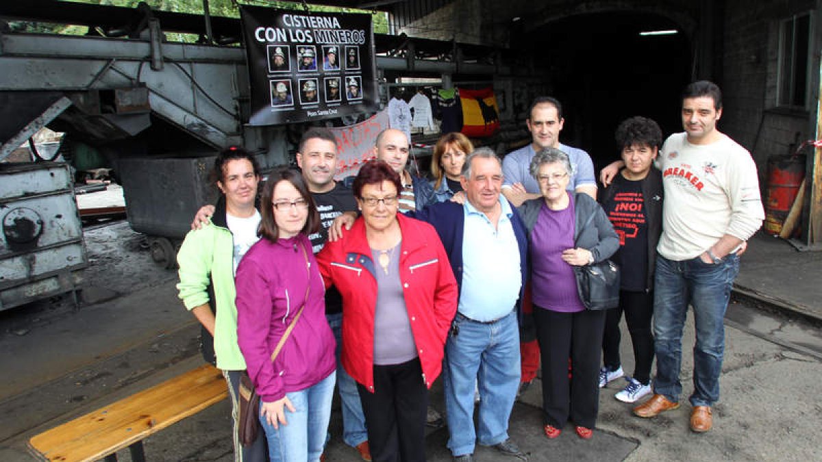 Familiares de los nuevos encerrados (primer plano),con cuatro de los siete de Santa Cruz.