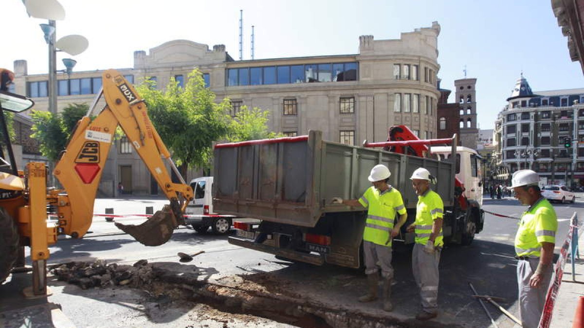 Obras que se desarrollaban ayer en la calle Ramón y Cajal, a la altura de la parada de taxis.