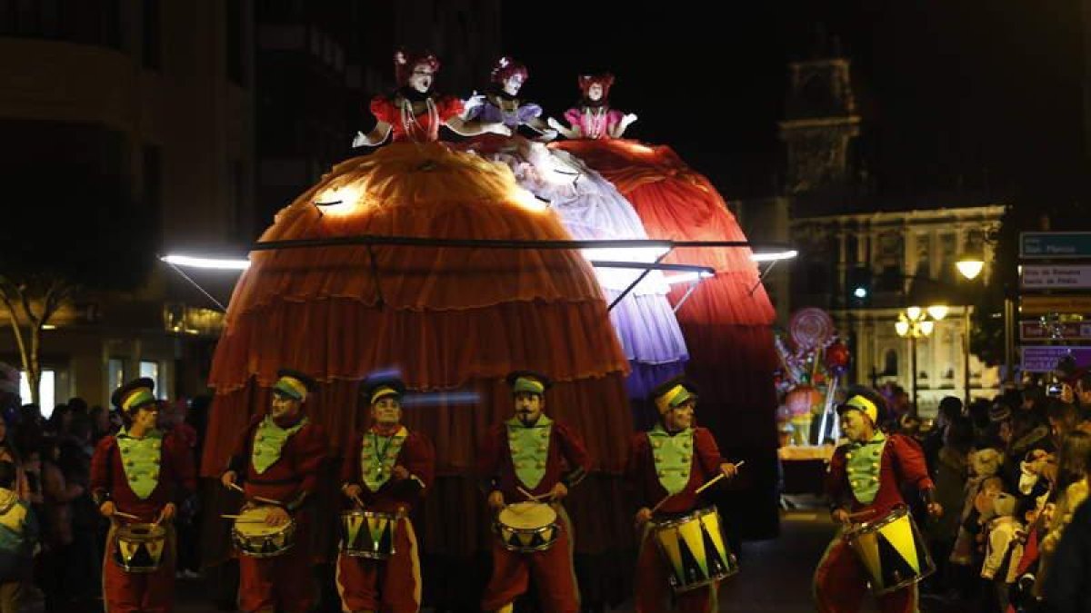 Las calles del centro de la ciudad estuvieron llenas de niños y familias que disfrutaron de la cabalgata protagonizada por los tres Reyes Magos.