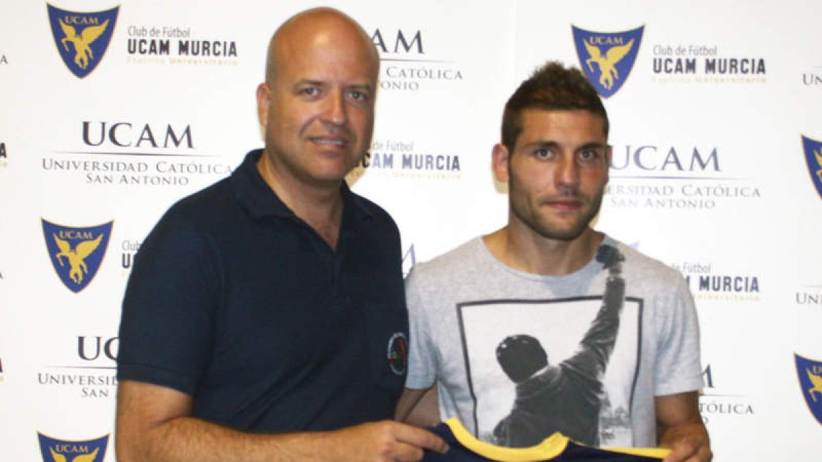 Diego Torres, a la derecha, cambia el UCAM Murcia por la Cultural. El goleador llega hoy.