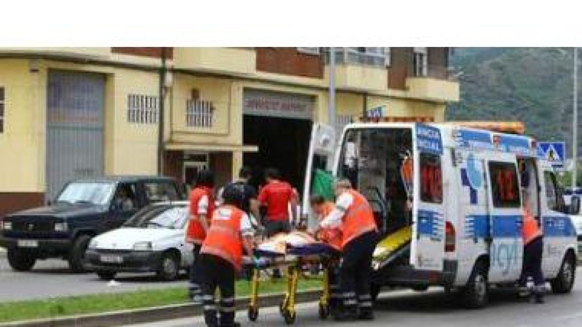 Facultativos del Sacyl atienden a la última mujer de 65 años atropellada en la zona.