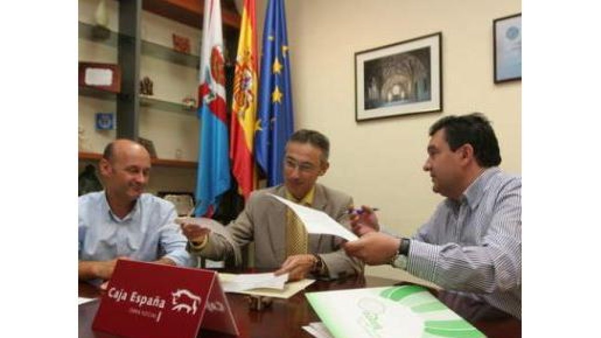 Los directivos de la Caja con el presidente comarcal, ayer.